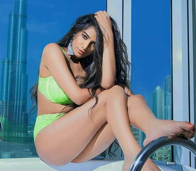 Poonam pandey boobs show pictures