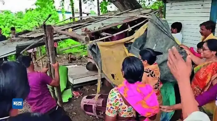 Women in Gudadhi raid liquor stores Women in Gudadhi raid liquor stores