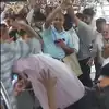 Viral Video Mumbai Local Passengers Fight for Fresh Air in Bhayandar ...