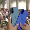 iPhone 17 साठी तरुणांच्या रांगा, इतका पैसा कुठून आला? अनेकांना प्रश्न ...