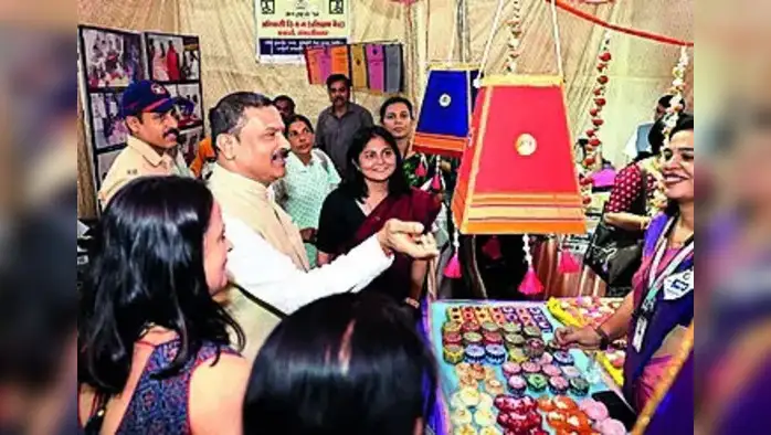 दिव्यांगांनी केलेल्या वस्तूंचे प्रदर्शन दिव्यांगांनी केलेल्या वस्तूंचे प्रदर्शन