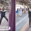 Man Performs Dangerous Stunts on Moving Mumbai Local Video Viral | 'लोक ...