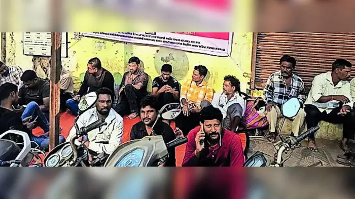 कंत्राटी कामगारांचे बेमुदत उपोषण कंत्राटी कामगारांचे बेमुदत उपोषण