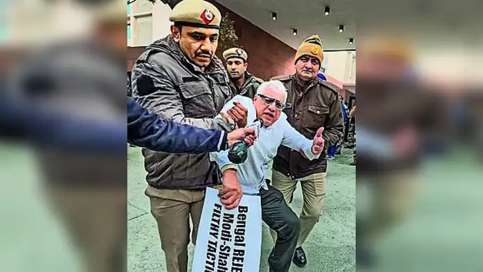 बंगालमध्ये छापे, दिल्लीत गोंधळ बंगालमध्ये छापे, दिल्लीत गोंधळ