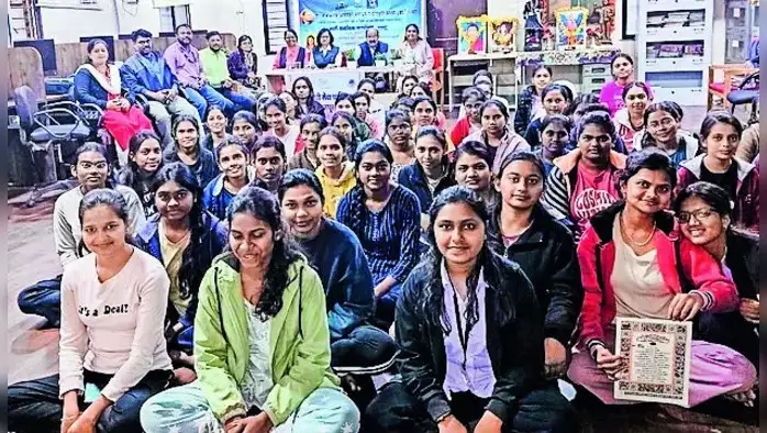 विद्यार्थिनींनो, करिअरला आकार देतानाच न्यायहक्कांबाबत सजग रहा विद्यार्थिनींनो, करिअरला आकार देतानाच न्यायहक्कांबाबत सजग रहा