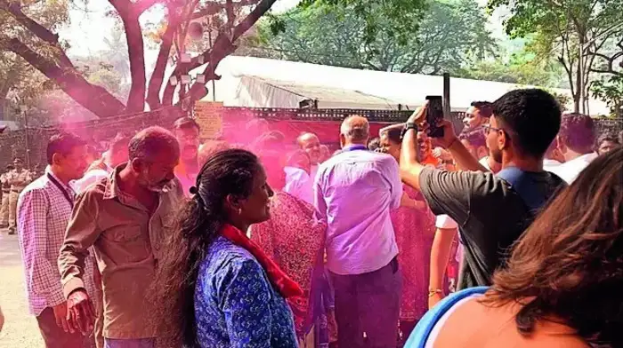 कुठे गुलालाची उधळण, कुठे सामसूम कुठे गुलालाची उधळण, कुठे सामसूम