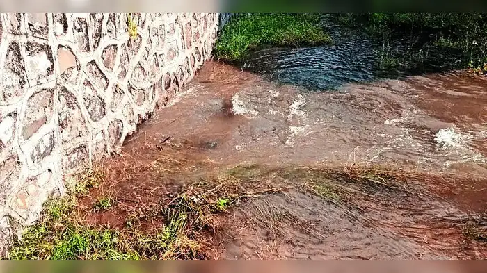 मुख्य जलवाहिनी फुटली मुख्य जलवाहिनी फुटली