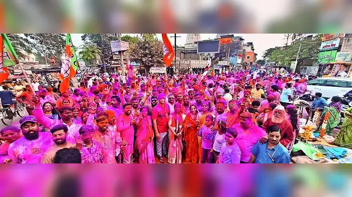 भाजप बहुमताच्या जवळ; राष्ट्रवादीला धक्का भाजप बहुमताच्या जवळ; राष्ट्रवादीला धक्का