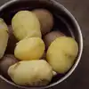 पाण्याशिवाय बटाटे उकळण्याची भन्नाट ट्रिक! 99% लोकांना अजूनही माहीत नाही ...