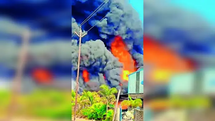 प्लास्टिक कारखान्याला भीषण आग प्लास्टिक कारखान्याला भीषण आग