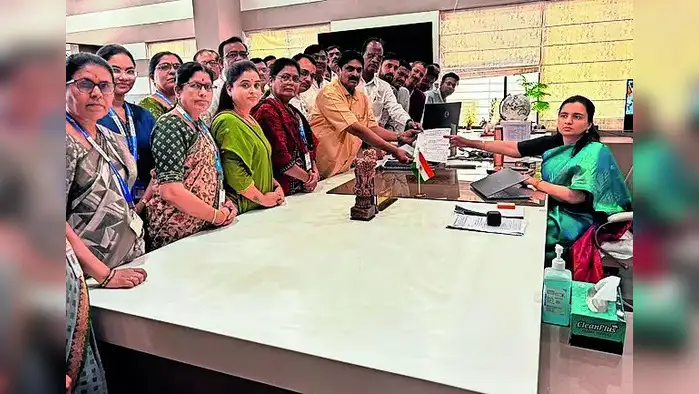 विविध मागण्यांसाठी धरणे विविध मागण्यांसाठी धरणे