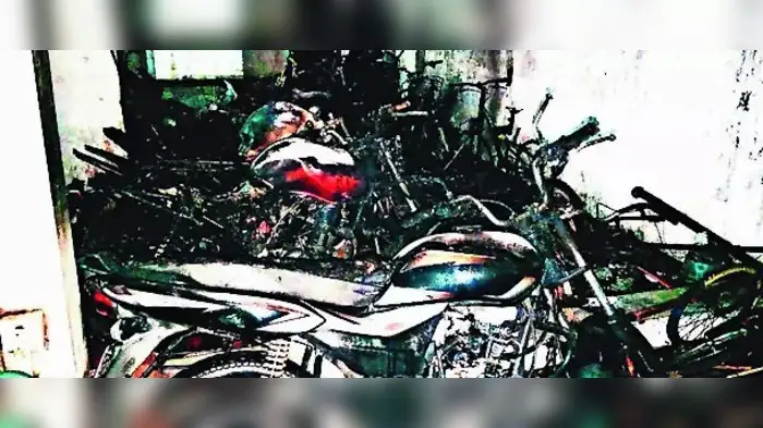 जळगावात अठरा दुचाकींना अाग जळगावात अठरा दुचाकींना अाग