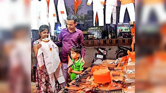 शिवजयंतीनिमित्त बाजारपेठेत उलाढाल शिवजयंतीनिमित्त बाजारपेठेत उलाढाल