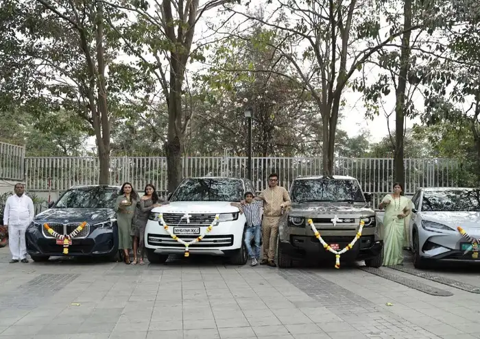 Marathi Director Santosh Davakhar Buys Four Luxury Cars: नाद करा पण आमचा कुठं! रेंज रोव्हर, डिफेंडर, BMW; मराठी दिग्दर्शकानं एकाच दिवशी खरेदी केल्या 4 लग्झरी कार