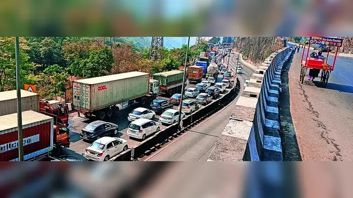 एक्स्प्रेस वेवर पुन्हा टँकरचा अपघात एक्स्प्रेस वेवर पुन्हा टँकरचा अपघात