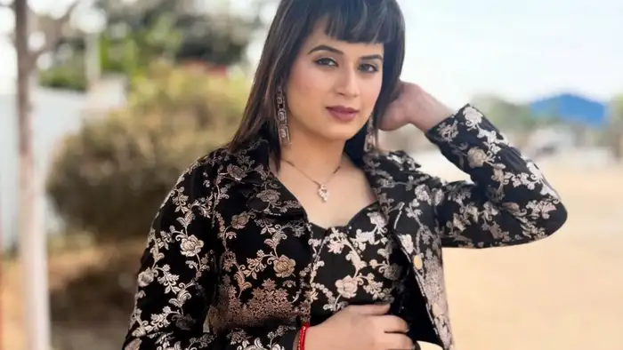 जॅकेटने पूर्ण केला लुक