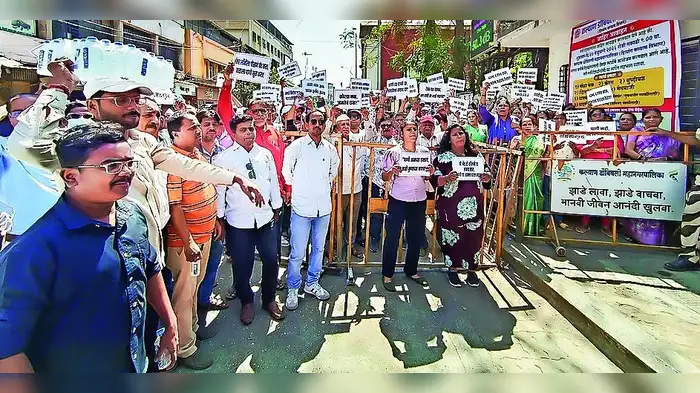 पाण्यासाठी महापालिका मुख्यालयावर मोर्चा पाण्यासाठी महापालिका मुख्यालयावर मोर्चा