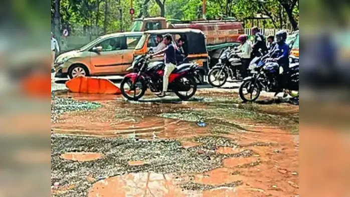 सिबल सिग्नलवर पाणीगळती सिबल सिग्नलवर पाणीगळती