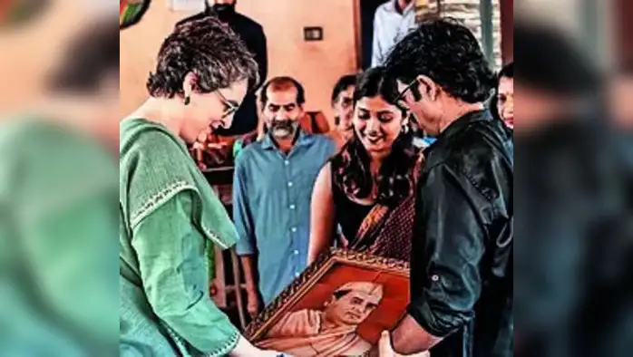 प्रियांका यांना प्रतिमा भेट प्रियांका यांना प्रतिमा भेट