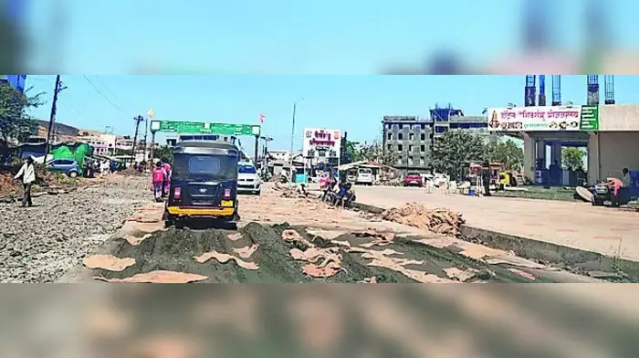 कामे रेंगाळल्याने नाराजी कामे रेंगाळल्याने नाराजी