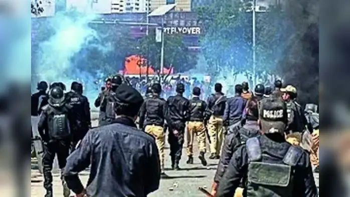 निदर्शकांवरील गोळीबारात दहा ठार निदर्शकांवरील गोळीबारात दहा ठार