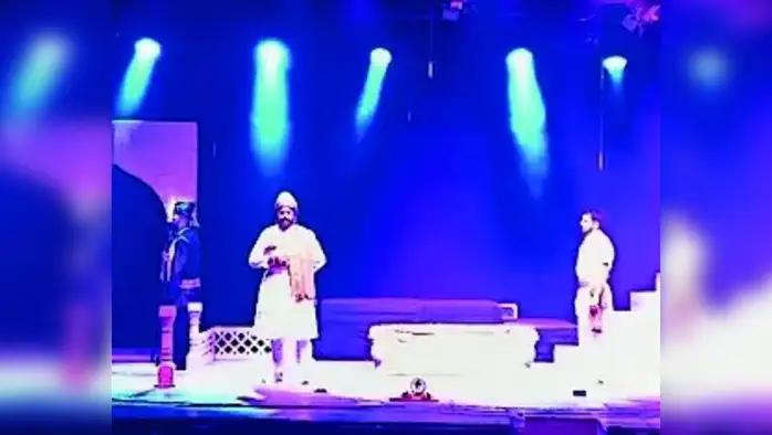 इतिहासाच्या गर्जनेतून उलगडली शौर्याची गाथा इतिहासाच्या गर्जनेतून उलगडली शौर्याची गाथा