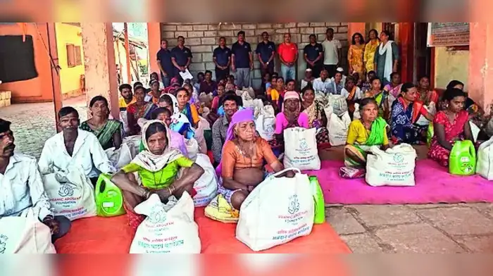 आदिवासी पाड्यांत अन्नधान्य वाटप आदिवासी पाड्यांत अन्नधान्य वाटप