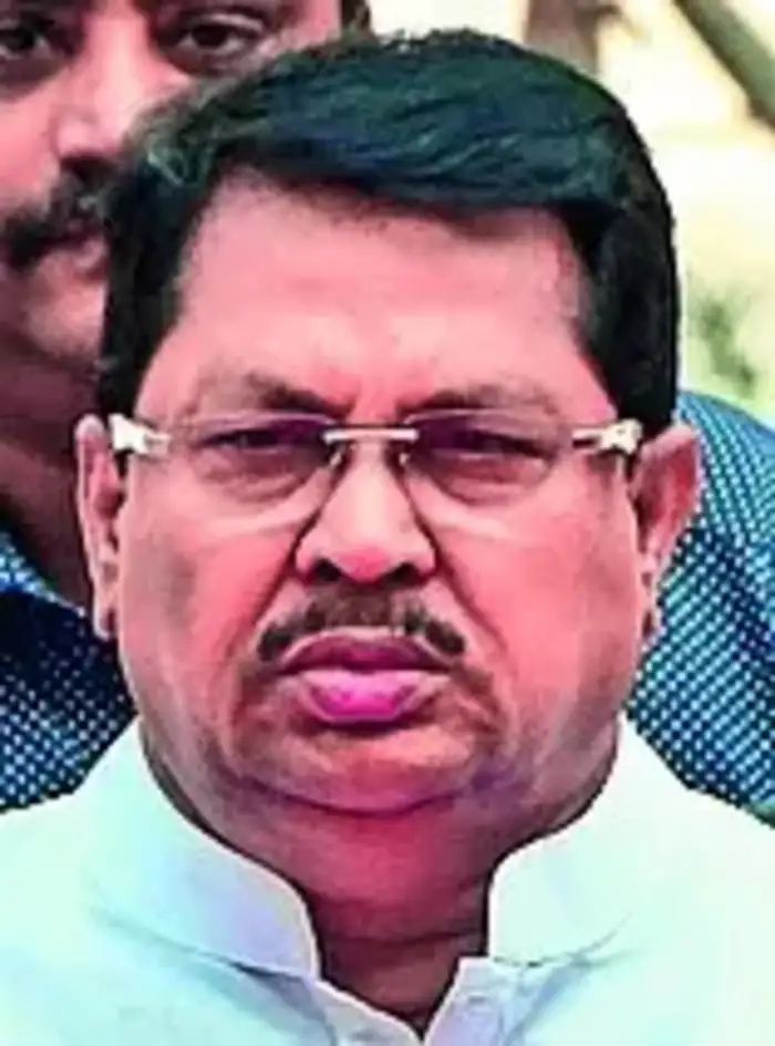 संचालकासह १० जणांविरुद्ध ‘लूकआउट’