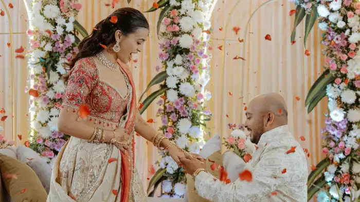 सिंपल नेकलेसने पूर्ण केला लुक