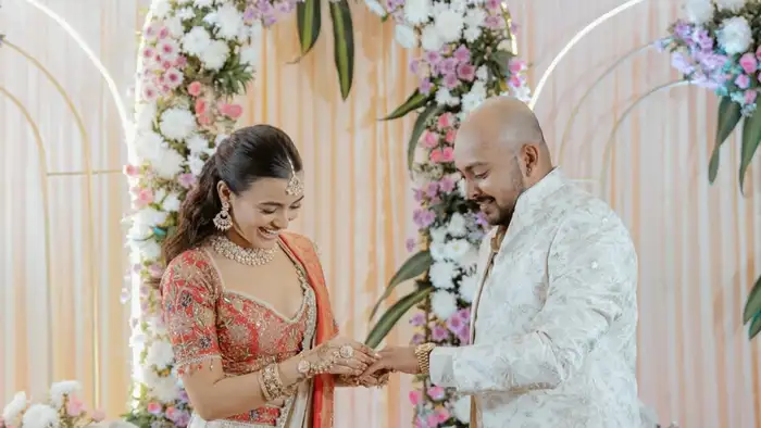 आकृती अग्रवाल नेमकी कोण आहे?