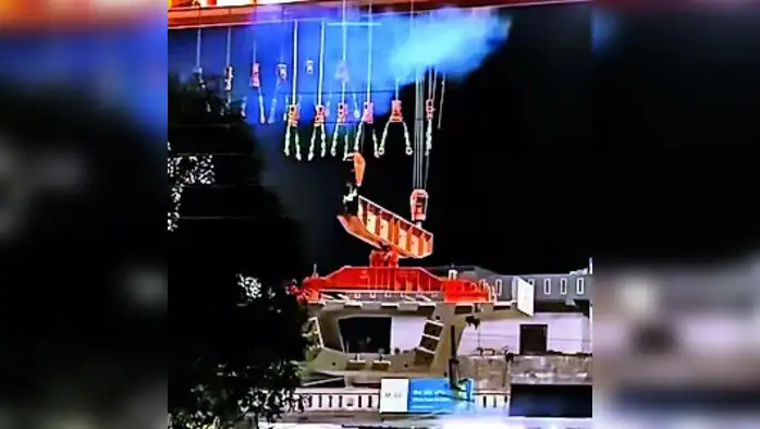 वानाडोंगरीत मेट्रोचे ‘सेगमेंट’ खाली पडले वानाडोंगरीत मेट्रोचे ‘सेगमेंट’ खाली पडले