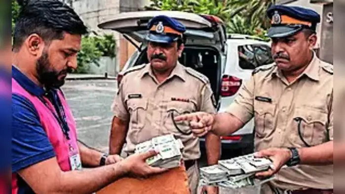 तोतया पोलिसांचा डॉलरवर डल्ला तोतया पोलिसांचा डॉलरवर डल्ला