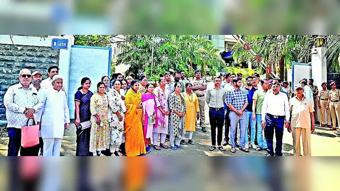 पोलिस आयुक्तालयाबाहेर नागरिकांचा ठिय्या पोलिस आयुक्तालयाबाहेर नागरिकांचा ठिय्या