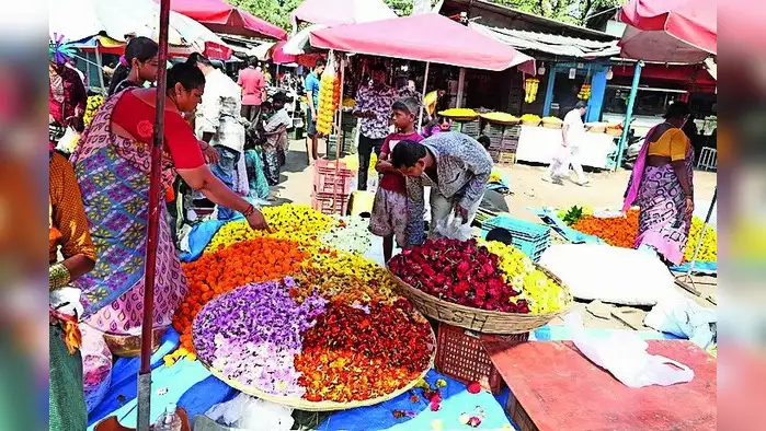 पाडव्यानिमित्त खरेदीसाठी आवतण पाडव्यानिमित्त खरेदीसाठी आवतण