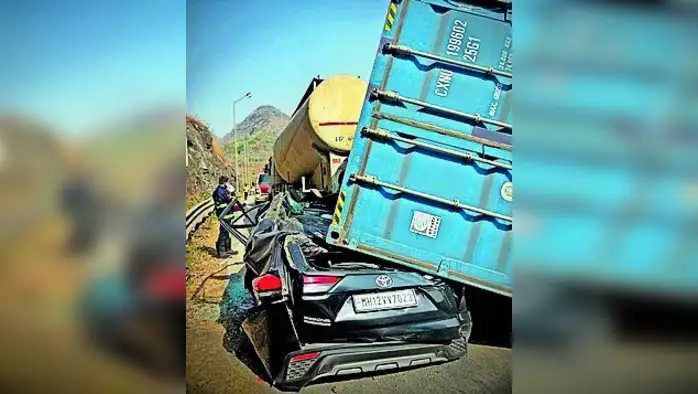 खंडाळा अपघातात तीन ठार खंडाळा अपघातात तीन ठार