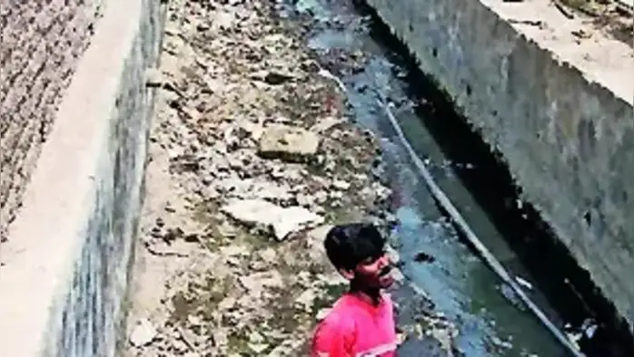 ठाण्यात गटार, पायवाटांच्या कामात घोटाळा! ठाण्यात गटार, पायवाटांच्या कामात घोटाळा!