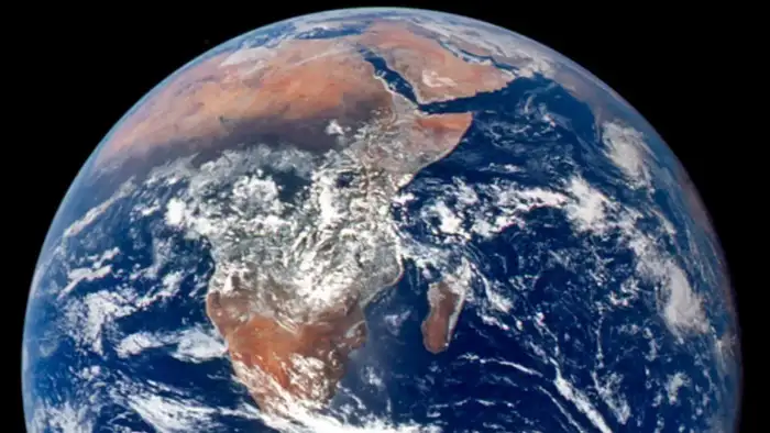 First Photos Earth from Artemis II। Maharashtra Times