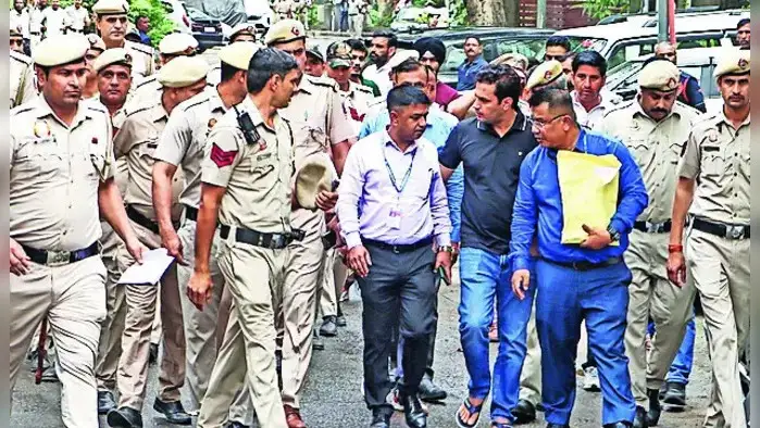 काँग्रेस नेते पवन खेरांच्या घरी पोलिसछापा काँग्रेस नेते पवन खेरांच्या घरी पोलिसछापा