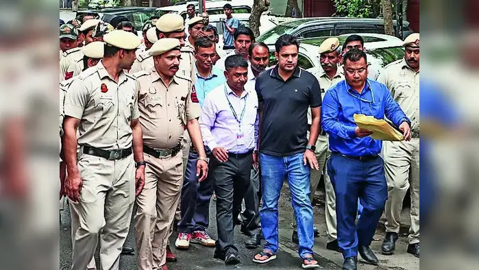 खेरा यांच्या घरावर छापा खेरा यांच्या घरावर छापा
