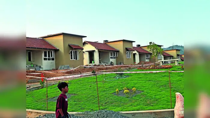 कोसळलेल्या आभाळाला मदतीची ठिगळे कोसळलेल्या आभाळाला मदतीची ठिगळे