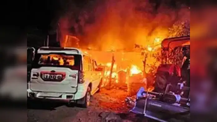 घराला आग लागून सिलिंडरचा स्फोट; सात जखमी घराला आग लागून सिलिंडरचा स्फोट; सात जखमी