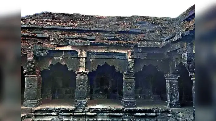 मंदिराच्या छताचा भाग कोसळला मंदिराच्या छताचा भाग कोसळला