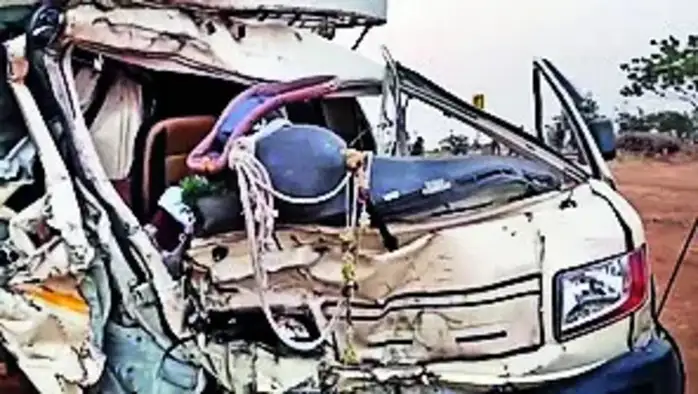 टँकरच्या धडकेत आठ भाविक ठार टँकरच्या धडकेत आठ भाविक ठार