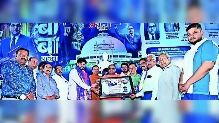 समाजभूषण पुरस्कारानेराहुल साळवे सन्मानित समाजभूषण पुरस्कारानेराहुल साळवे सन्मानित