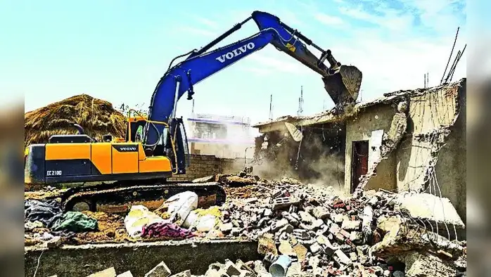 ड्रगविक्रेत्याची मालमत्ता पाडली ड्रगविक्रेत्याची मालमत्ता पाडली