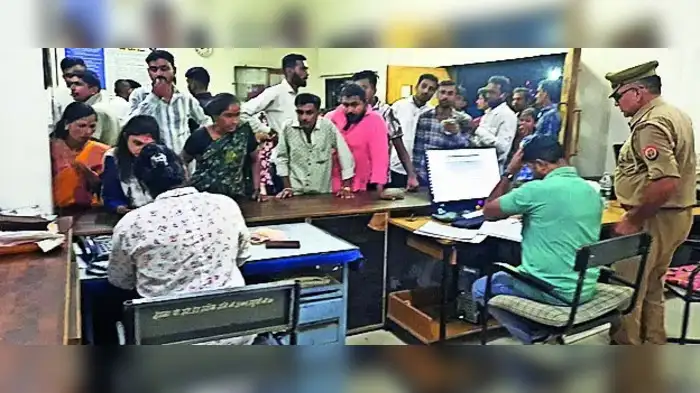 एकाचवेळी तीस महिलांचे दागिने लंपास एकाचवेळी तीस महिलांचे दागिने लंपास