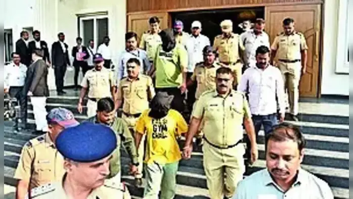 निदा खानची जामिनासाठी धावाधाव निदा खानची जामिनासाठी धावाधाव