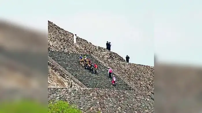 मेक्सिकोत पर्यटकांवर गोळीबार; एक ठार मेक्सिकोत पर्यटकांवर गोळीबार; एक ठार