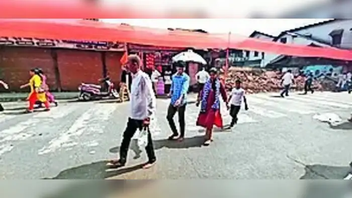 उन्हामुळे त्र्यंबकमध्ये भाविकांची होरपळ उन्हामुळे त्र्यंबकमध्ये भाविकांची होरपळ