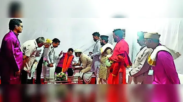 ध्वजारोहणाबाबत मुख्यमंत्र्यांशी चर्चा ध्वजारोहणाबाबत मुख्यमंत्र्यांशी चर्चा